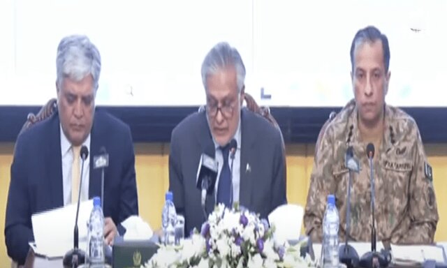 از سمت راست «ژنرال احمد شریف چودری»، «محمد اسحاقدار» و «شفقت علی خان» وزیر خارجه پاکستان: به اقدامات تنشآمیز هند شدیداً پاسخ میدهیم