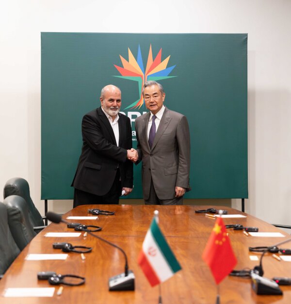 احمدیان: ایران متحدان راهبردی خود را در جریان مذاکرات با آمریکا قرار میدهد