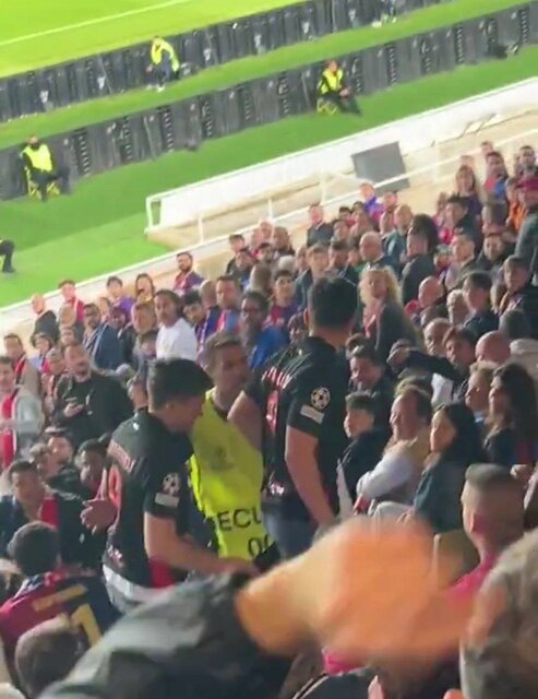 اخراج دو هوادار مادریدی توسط آبی اناری ها+ عکس