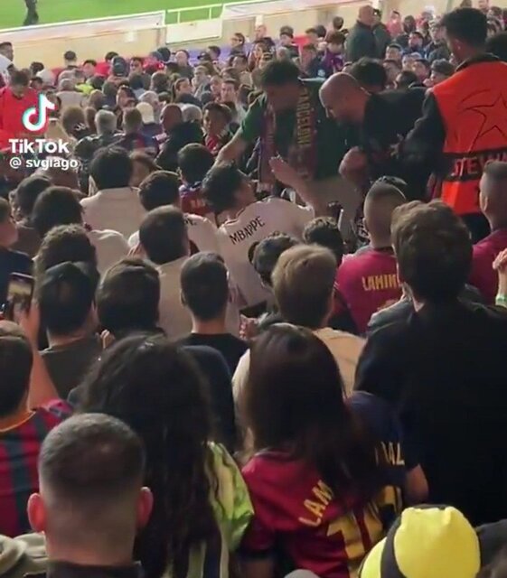 اخراج دو هوادار مادریدی توسط آبی اناری ها+ عکس