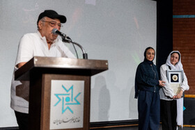 گلاب آدینه کارگردان و بازیگر پیشگسوت تئاتر و حدیث فولادوند، بازیگر در بیستمین شب کارگردانان تئاتر