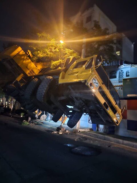 واژگونی جرثقیل ۶۰ تنی در غرب تهران