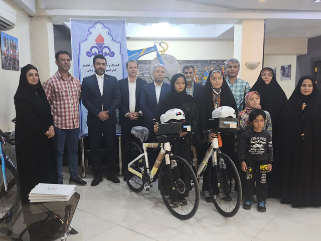 اهدای تجهیزات به ۲ رکابزن نوجوان که بدون کفش و عینک بودند اهدای تجهیزات به ۲ رکابزن نوجوان که بدون کفش و عینک بودند