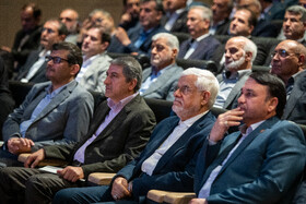 از راست- آیتاله ابراهیمی، مدیرعامل بانک سپه و محمد رضا عارف، معاون اول رئیس جمهور در مراسم گرامیداشت یکصد سالگی بانک سپه