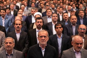 از راست- محسن حاجی‌میرزایی، رئیس دفتر رئیس‌جمهور، مسعود پزشکیان، رئیس‌جمهور و علیرضا کاظمی، وزیر آموزش و پرورش در نشست با فرهنگیان و دانشجو معلمان