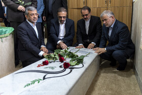  ادای احترام ذبیح الله خداییان، رئیس سازمان بازرسی کل کشور به مقام شهدا در معراج شهدای بیلقان