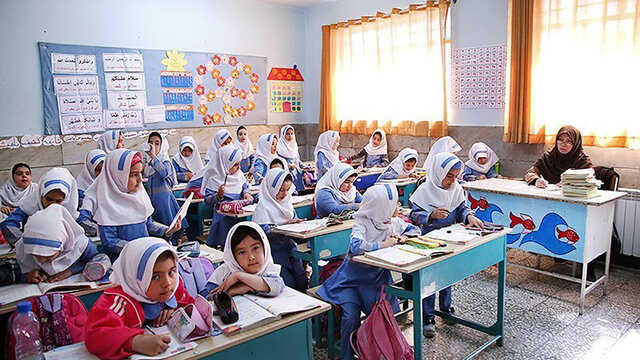 معلم در کلاس پرتراکم، مبصر است نه معلم/سمنان پرچالش‌ترین شهر در کمبود فضای آموزشی