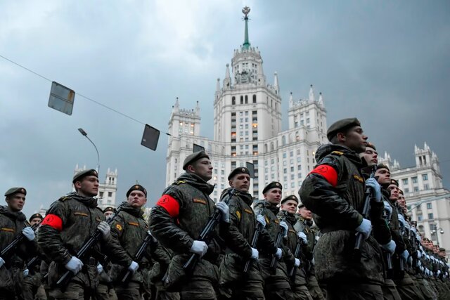 تمرین رژه روز پیروزی توسط سربازان ارتش روسیه در اول مه فایننشالتایمز: با پایان جنگ اوکراین، نفوذ روسیه در قلب اروپا گسترش مییابد