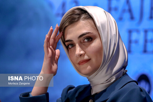 الناز ملک کارگردانی میکند الناز ملک کارگردانی میکند