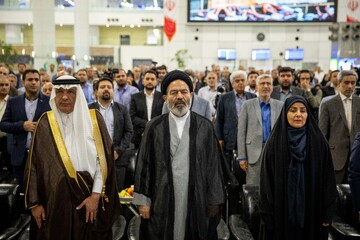 فرزانه صادق مالواجرد، وزیر راه و شهرسازی، سید عبدالفتاح نواب، نماینده ولی فقیه در امور حج و زیارت و عبدالله بن سعود العنزی سفیر عربستان سعودی در مراسم بدرقه نخستین گروه از زائران حج ۱۴۰۴