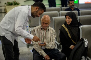 بدرقه نخستین گروه از زائران حج ۱۴۰۴