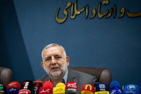 محسن جوادی، معاون فرهنگی وزارت ارشاد و رئیس این دوره از نمایشگاه کتاب در نشست خبری نمایشگاه کتاب ۱۴۰۴