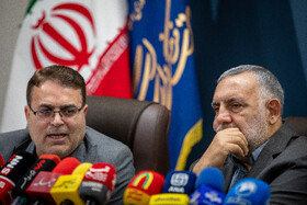 محسن جوادی، معاون فرهنگی وزارت ارشاد و رئیس این دوره از نمایشگاه کتاب و ابراهیم حیدری، قائم‌مقام و سخنگوی نمایشگاه در نشست خبری نمایشگاه کتاب ۱۴۰۴