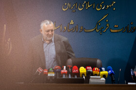 محسن جوادی، معاون فرهنگی وزارت ارشاد و رئیس این دوره از نمایشگاه کتاب در نشست خبری نمایشگاه کتاب ۱۴۰۴