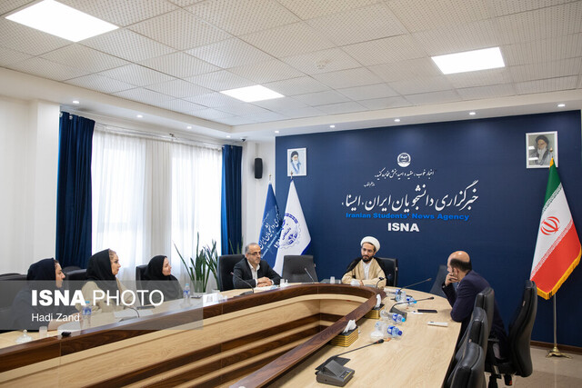 بازدید معاون وزیر آموزش و پرورش از ایران اکونومیست در هفته معلم