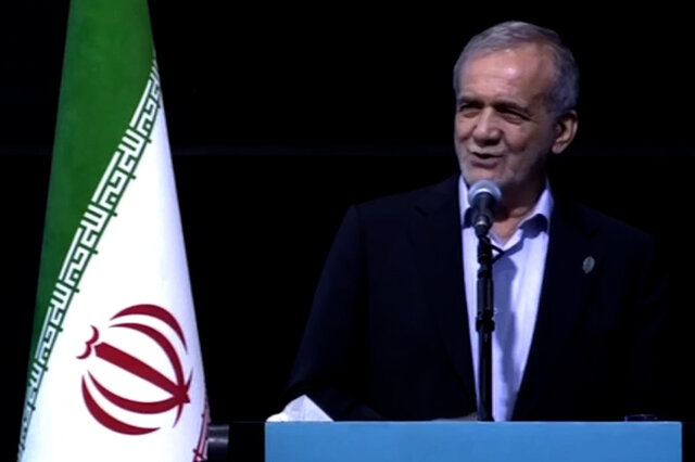 ویدیو/ پزشکیان: اگر مردم باشند، هیچ قدرتی نمیتواند ما را زمینگیر کند ویدیو/ پزشکیان: اگر مردم باشند، هیچ قدرتی نمیتواند ما را زمینگیر کند