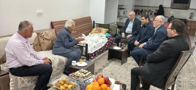 عیادت مدیرکل ورزش خوزستان از بنیانگذار کانون پیشکسوتان استان