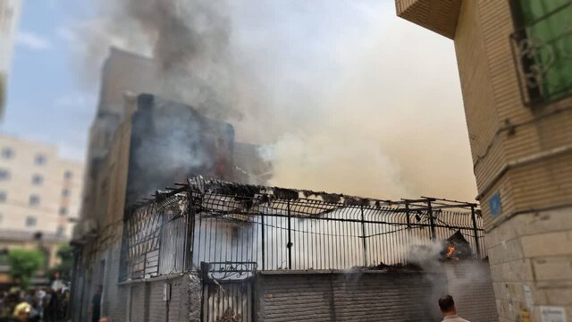 آتش‌سوزی انبار لوازم یدکی موتورسیکلت در خیابان مولوی