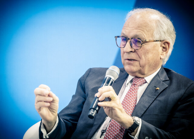 «ولفگانگ ایشینگر»، رئیس سابق کنفرانس امنیتی مونیخ دیپلمات آلمانی: استقرار صلحبان اروپایی در اوکراین بدون حضور آمریکا، ناتو را نابود میکند