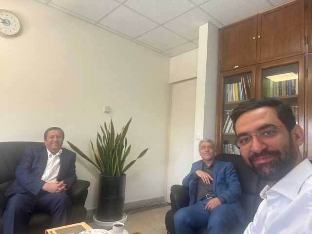 عکس یادگاری آذرمی‌جهرمی با همتی و گزینه احتمالی وزیر اقتصاد