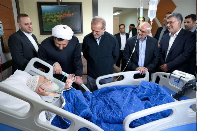 عیادت پزشکیان از آیت‌الله نوری همدانی