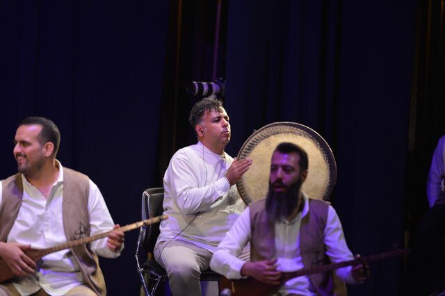 ظریف به تماشای تنبورنوازی گروه «نسل خلیل» نشست + ویدئو