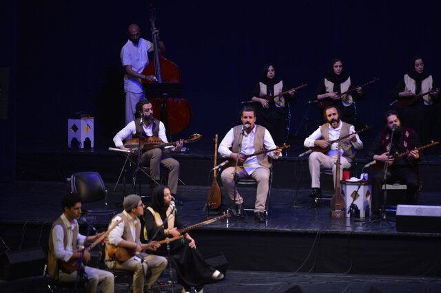 ظریف به تماشای تنبورنوازی گروه «نسل خلیل» نشست + ویدئو