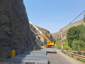 نصب توری برای جلوگیری از ریزش سنگ در جاده چالوس