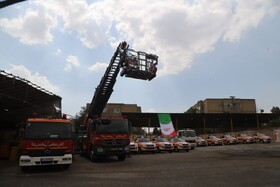 چتر ایمنی سازمان آتش‌نشانی شهرداری یزد بر سر عزاداران حسینی