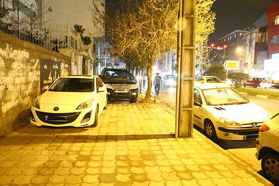 جریمه بیش از ۲۰۰۰ خودرو بخاطر پارک در پیاده‌رو در تهران طی ۲ هفته