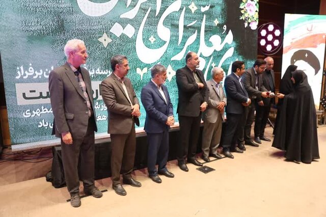 مراسم بزرگداشت مقام معلم در کرمان برگزار شد + غافلگیری استاندار