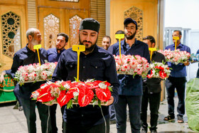 گل آرایی ضریح حضرت معصومه (س) به مناسبت ولادت امام رضا(ع)