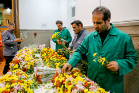 گل آرایی ضریح حضرت معصومه (س) به مناسبت ولادت امام رضا(ع)
