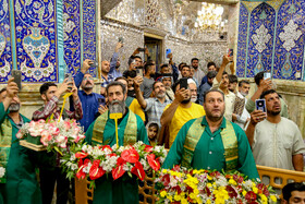 گل آرایی ضریح حضرت معصومه (س) به مناسبت ولادت امام رضا(ع)