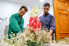گل آرایی ضریح حضرت معصومه (س) به مناسبت ولادت امام رضا(ع)