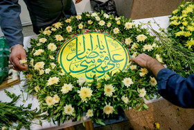 گل آرایی ضریح حضرت معصومه (س) به مناسبت ولادت امام رضا(ع)