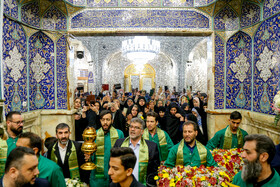 گل آرایی ضریح حضرت معصومه (س) به مناسبت ولادت امام رضا(ع)