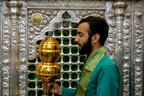 گل آرایی ضریح حضرت معصومه (س) به مناسبت ولادت امام رضا(ع)