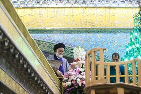 تعویض گل‌های ضریح حرم مطهر امام‌رضا(ع)