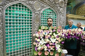 تعویض گل‌های ضریح حرم مطهر امام‌رضا(ع)