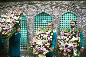 تعویض گل‌های ضریح حرم مطهر امام‌رضا(ع)
