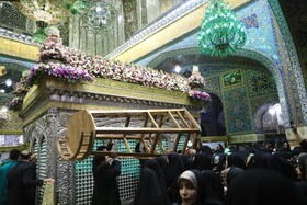 تعویض گل‌های ضریح حرم مطهر امام‌رضا(ع)