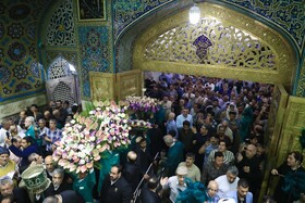 تعویض گل‌های ضریح حرم مطهر امام‌رضا(ع)