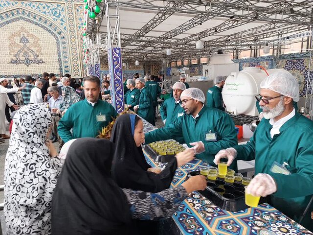 پذیرایی کرمانی‌ها در کوچه‌های مشهدالرضا