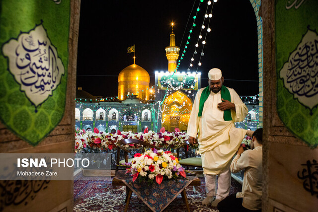 گل‌آرایی حرم رضوی با ۲۰۰ هزار بوته گل در دهه کرامت / ۱۱ سازه تزئینی جدید در صحن‌ها نصب شد