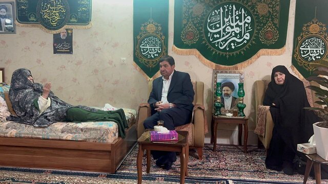 دیدار مشاور و دستیار رهبری انقلاب با مادر شهید رئیسی