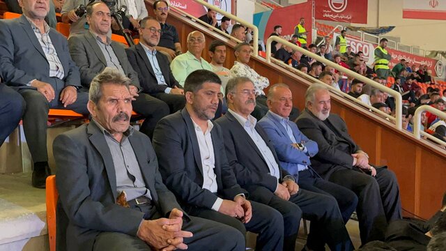 حضور استاندار اصفهان و علیرضا دبیر در سالن مسابقات جام تختی