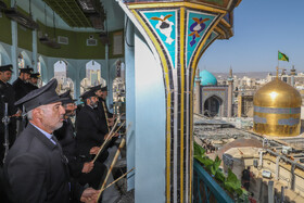آیین تعویض پرچم گنبد حرم مطهر رضوی