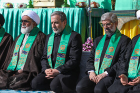 عباس عراقچی، وزیر امورخارجه و آیت‌الله احمد مروی، تولیت آستان قدس رضوی در آیین تعویض پرچم گنبد حرم مطهر رضوی