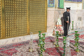 آیین تعویض پرچم گنبد حرم مطهر رضوی